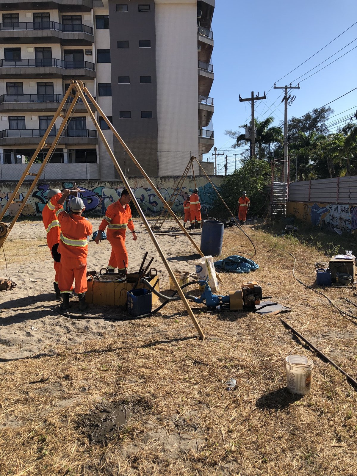 Equipe executando sondagem SPT em terreno antes do início da obra