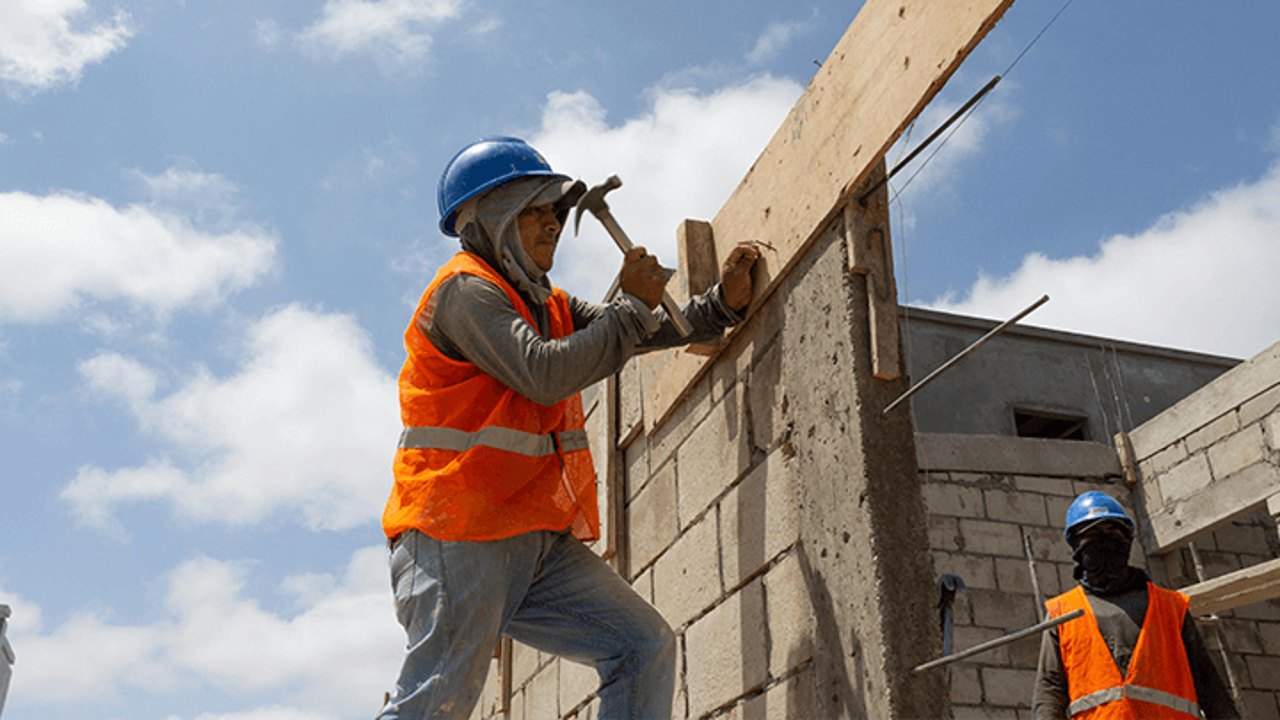 Operário em obra de alvenaria no canteiro — Reforma Tributária na construção civil